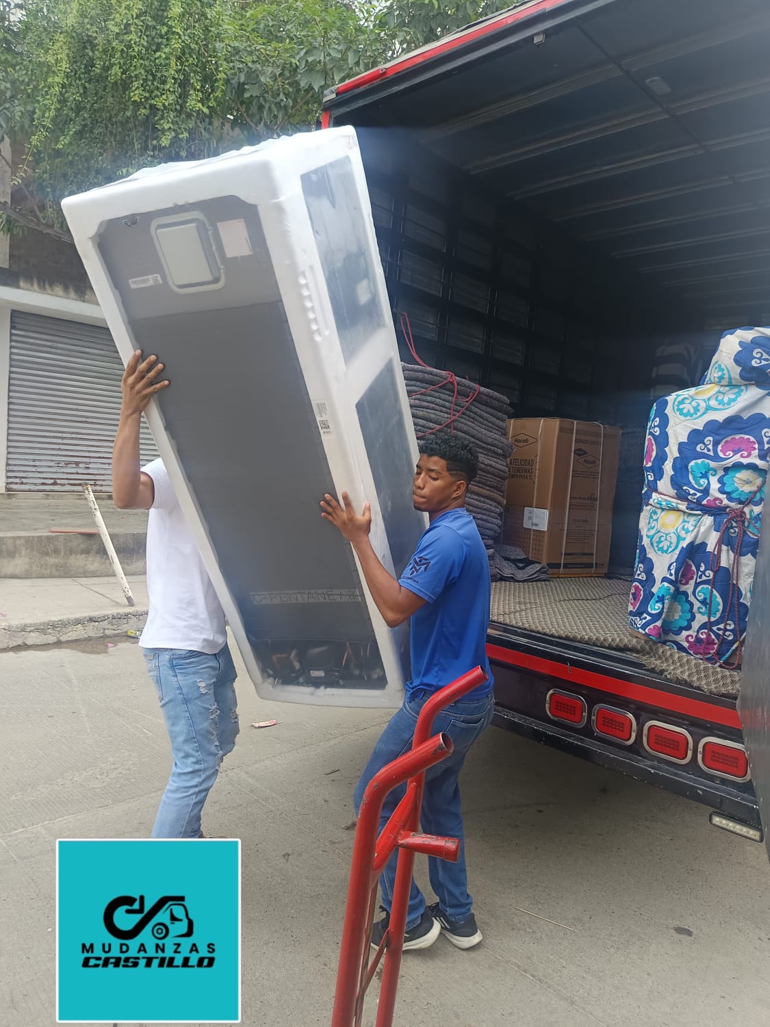 Carga completa organizada en el camión